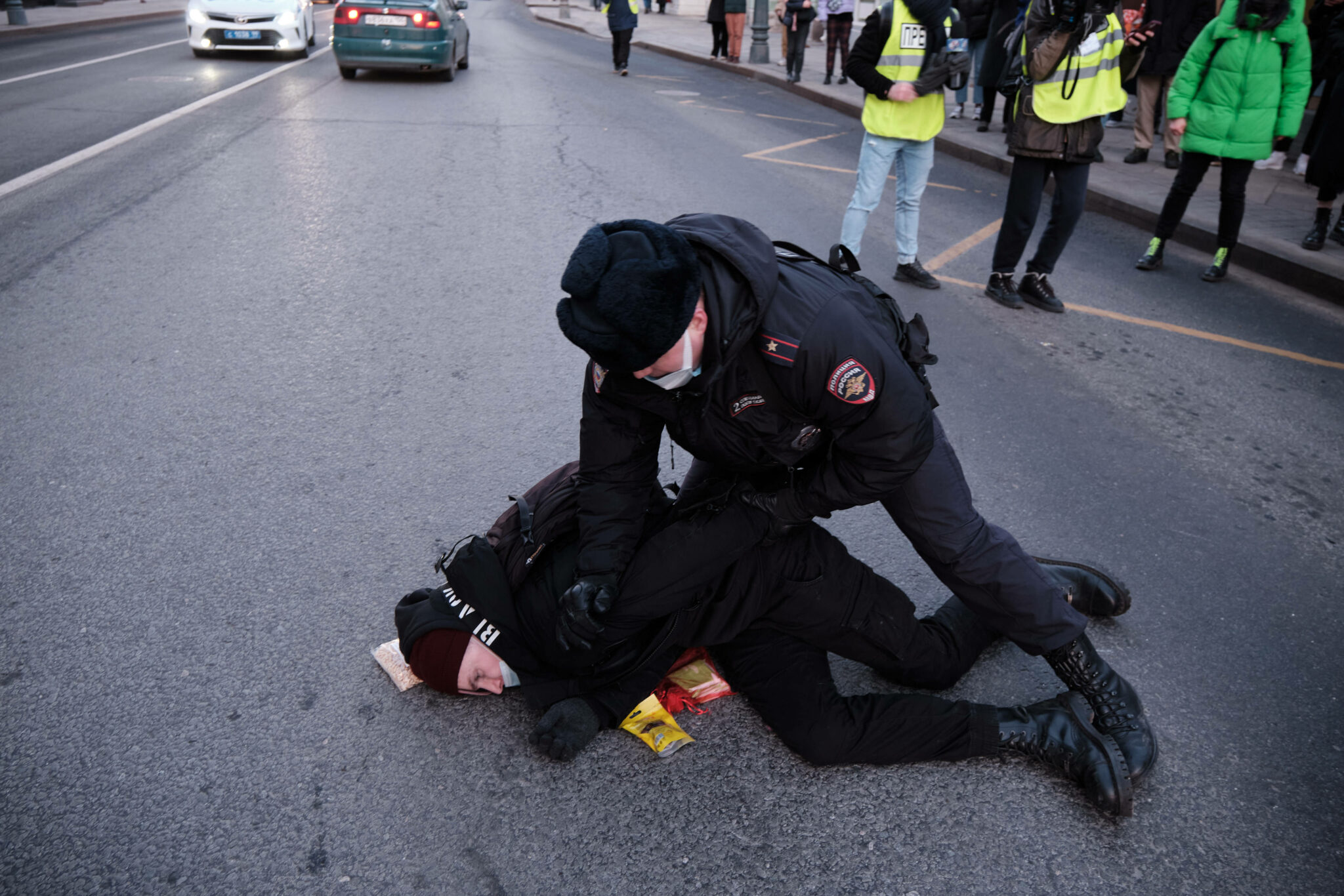 Полицейский задерживает протестующего в Москве. Фото Антон Карлинер/Вот Так ТВ/Sipa/Scanpix/LETA