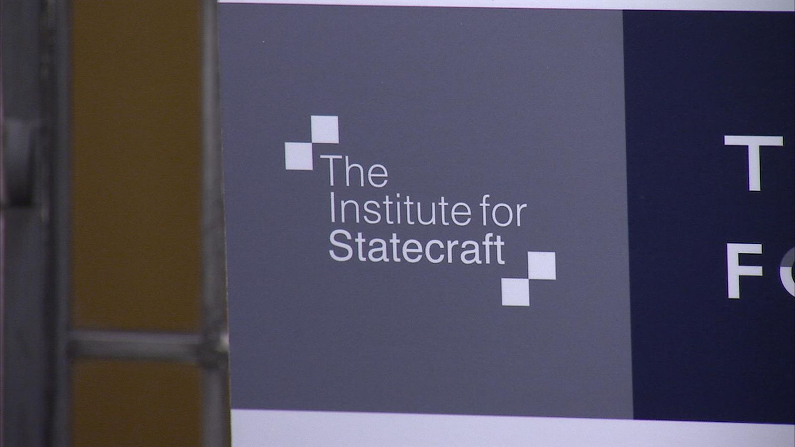 Логотип "Института государственного управления". Скриншот из видеозаписи канала SkyNews