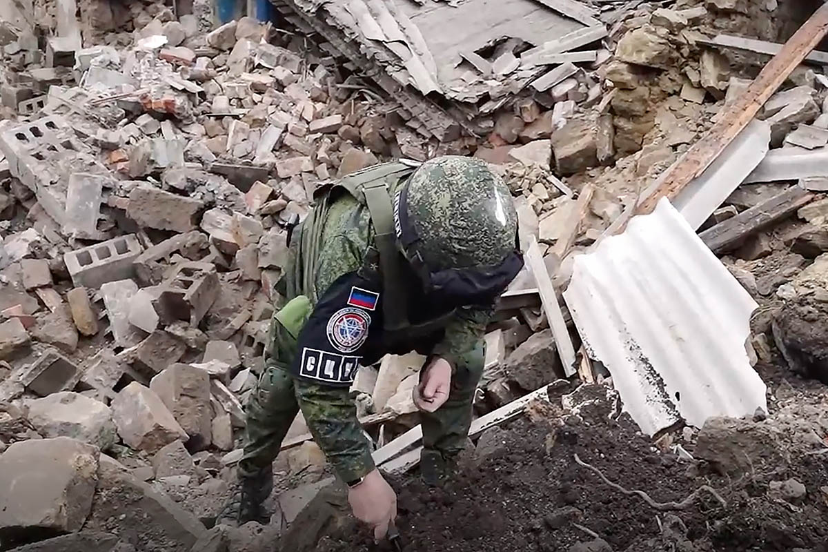 Последствия обстрела в Донецке. Скриншот видео ТАСС