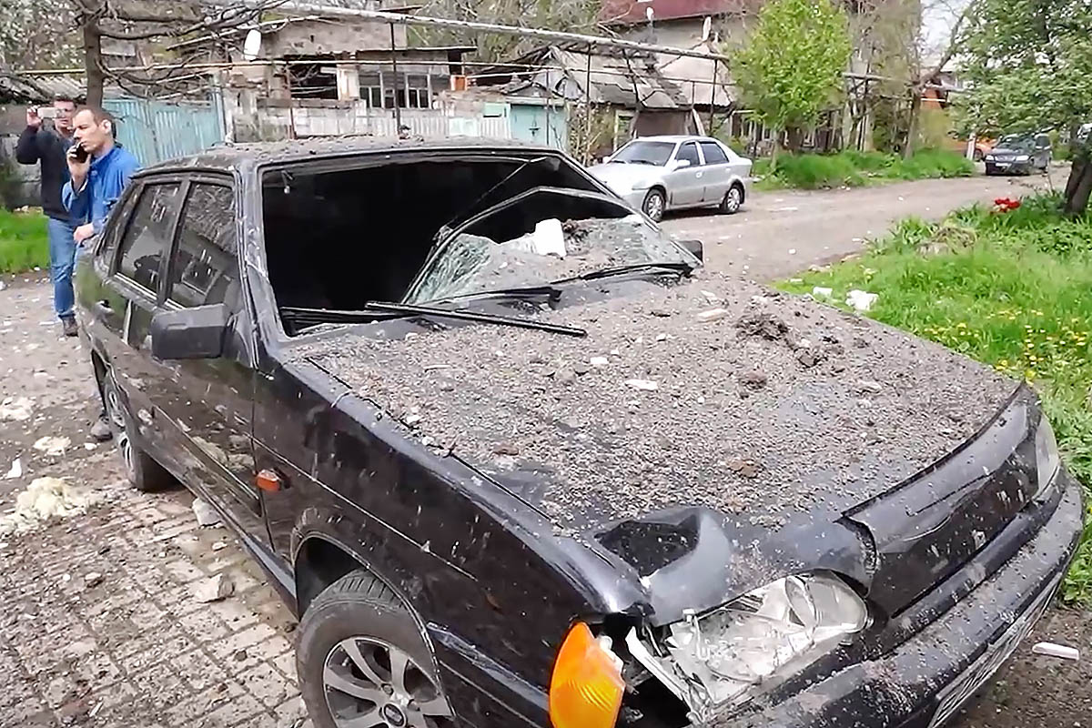 Последствия обстрела в Донецке. Скриншот видео ТАСС