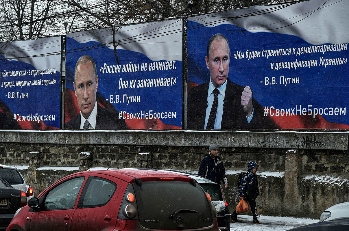 Плакаты с изображением Владимира Путина и лозунгами. Фото EPA/STRINGER/Scanpix/LETA