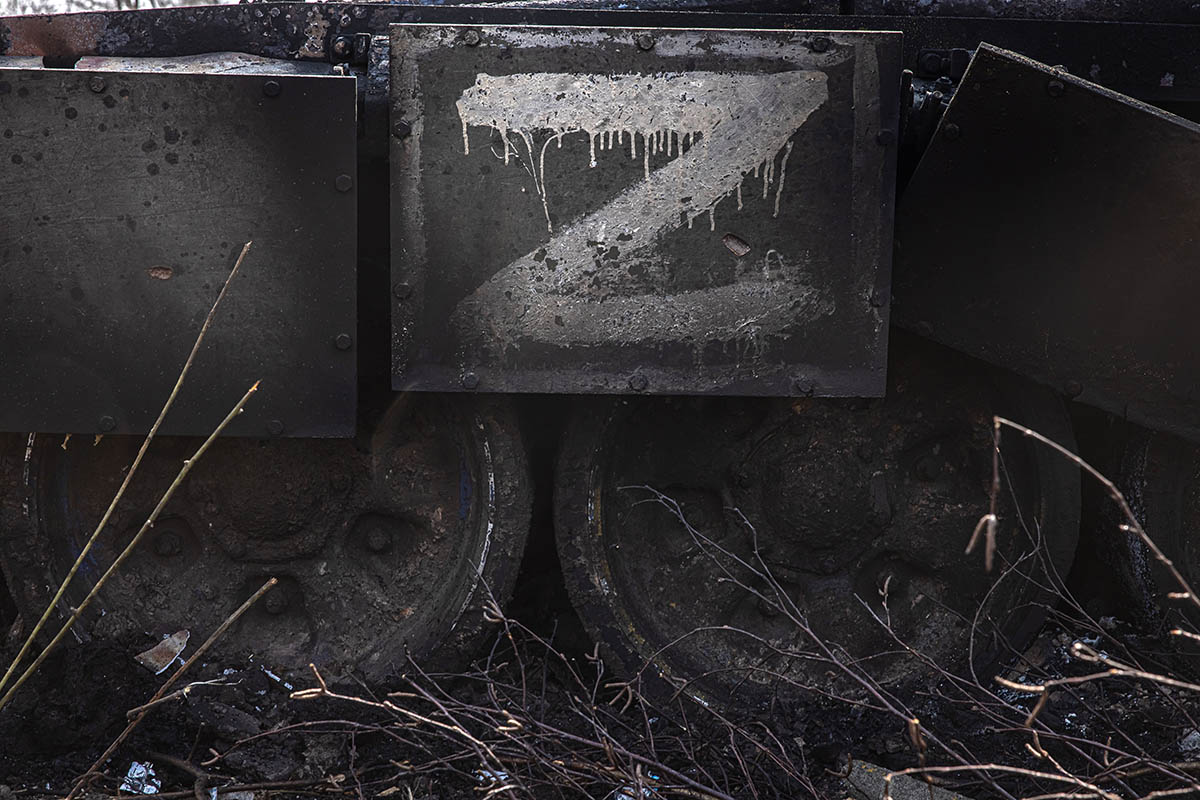 Подбитый российский танк с буквой «Z» под Харьковом, Украина. Фото ROMAN PILIPEY/EPA/Scanpix/LETA