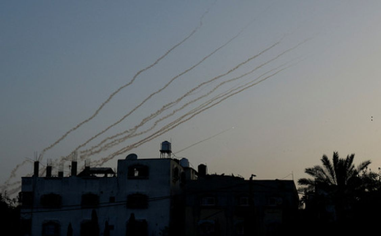 Следы пусков ракет с территории сектора Газа в небе над Израилем. Фото Mohammed Salem/Reuters/Scanpix/LETA