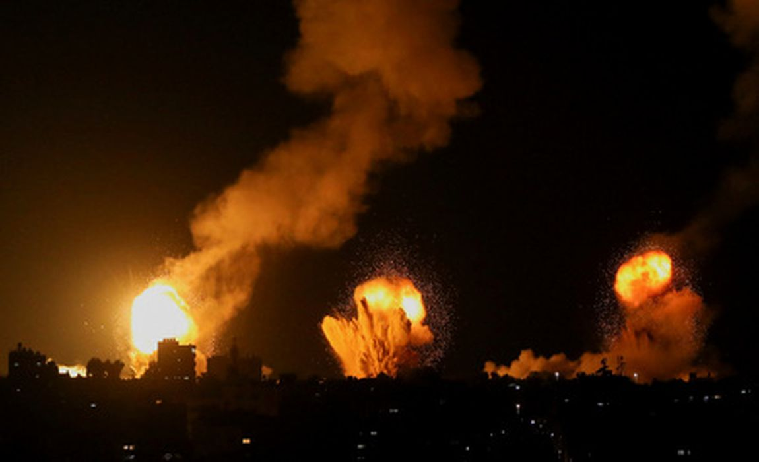 Взрывы в районе города Хан Юнис на территории сектора Газа в результате ударов израильских ВВС. Фото Ashraf Amra/Reuters/Scanpix/LETA