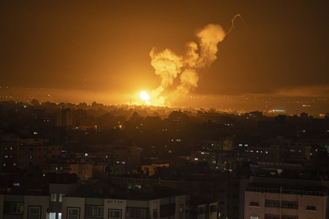 Взрыв на территории сектора Газа в результате удара израильских ВВС. Фото Fatima Shbair/AP Photo/Scanpix/LETA