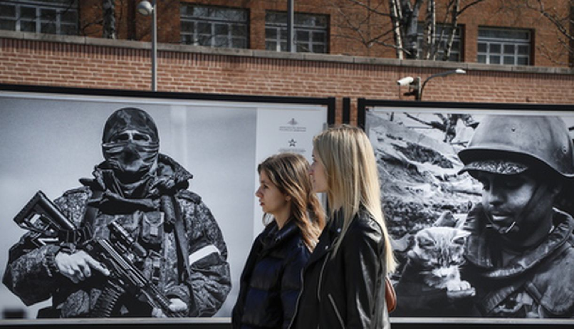 Выставка фотографий, посвященных «спецоперации», в Москве. Фото YURI KOCHETKOV/EPA/Scanpix/LETA