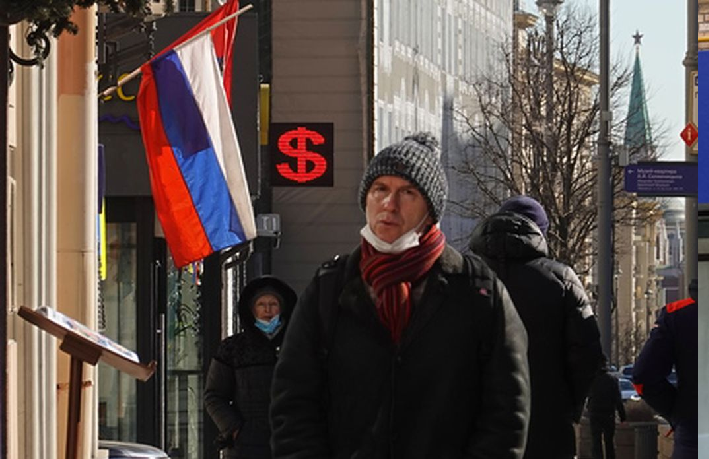 Обменный пункт на фоне российского флага в центре Москвы. Фото Maxim Shipenkov/Reuters/Scanpix/LETA