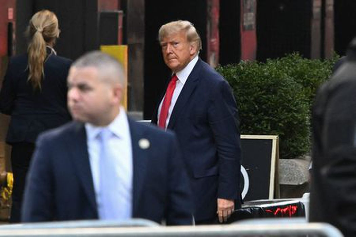 Дональд Трамп прибыл в принадлежащий ему небоскреб Trump Tower в Нью-Йорке перед тем, как явиться в суд для заслушания обвинений. Фото Ed Jones/AFP/Scanpix/LETA