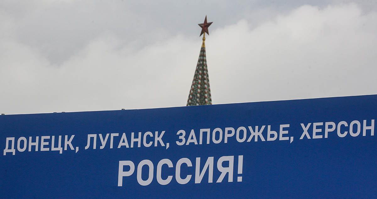 Баннер на Красной площади. Фото SERGEI ILNITSKY/EPA/Scanpix/Leta