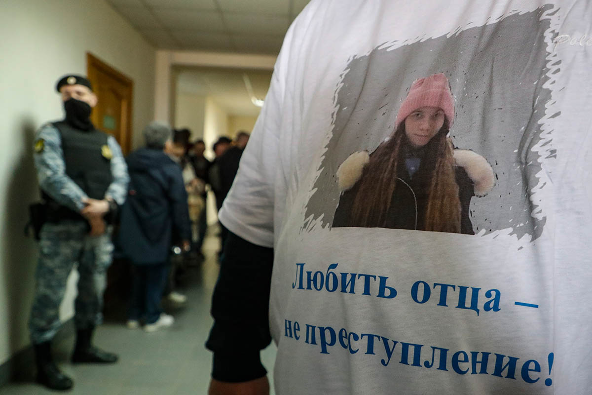 Сторонник семьи Москалевой с изображением Маши Москалевой на футболке на судебном заседании в Ефремовском межрайонном суде. Фото MAXIM SHIPENKOV/EPA/Scanpix/Leta