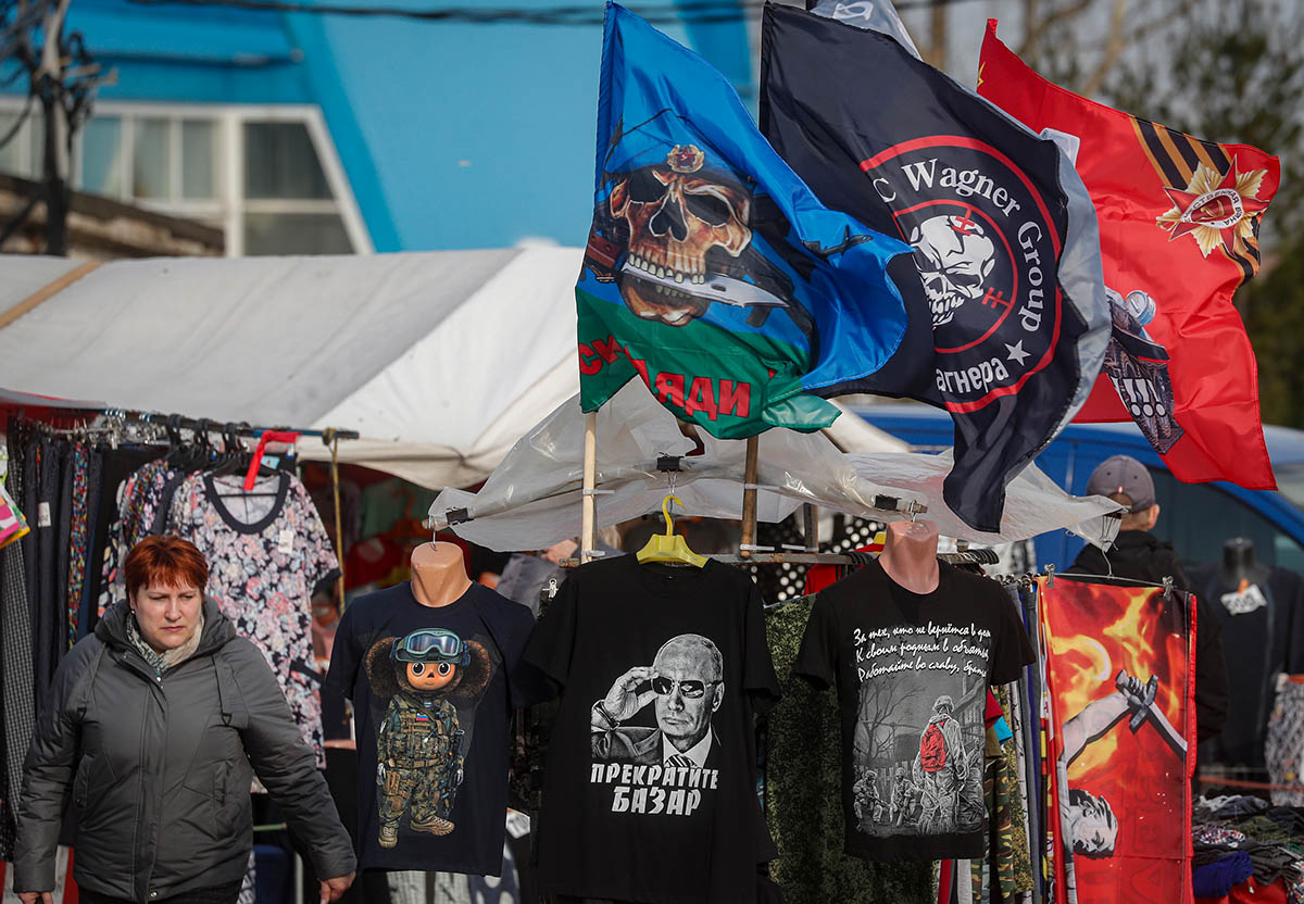 Прилавок с «патриотической» одеждой в городе Ефремов, Тульская область. Фото MAXIM SHIPENKOV/EPA/Scanpix/Leta
