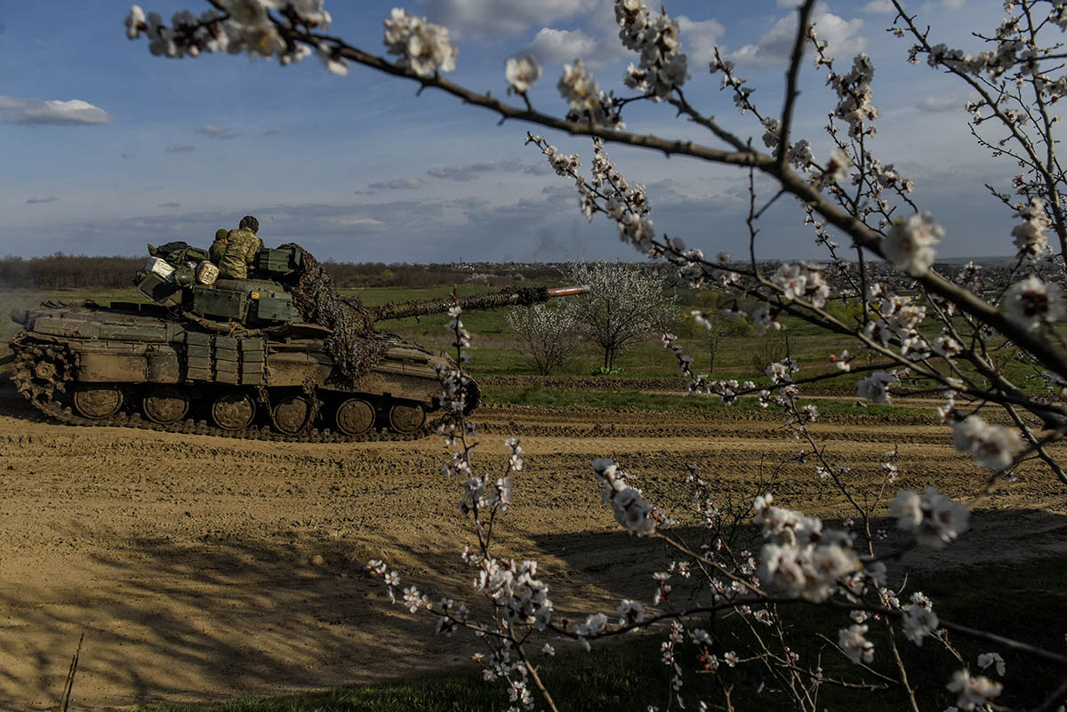 Украинский танк недалеко от Бахмута, Донецкая область. Фото OLEG PETRASYUK/EPA/Scanpix/LETA