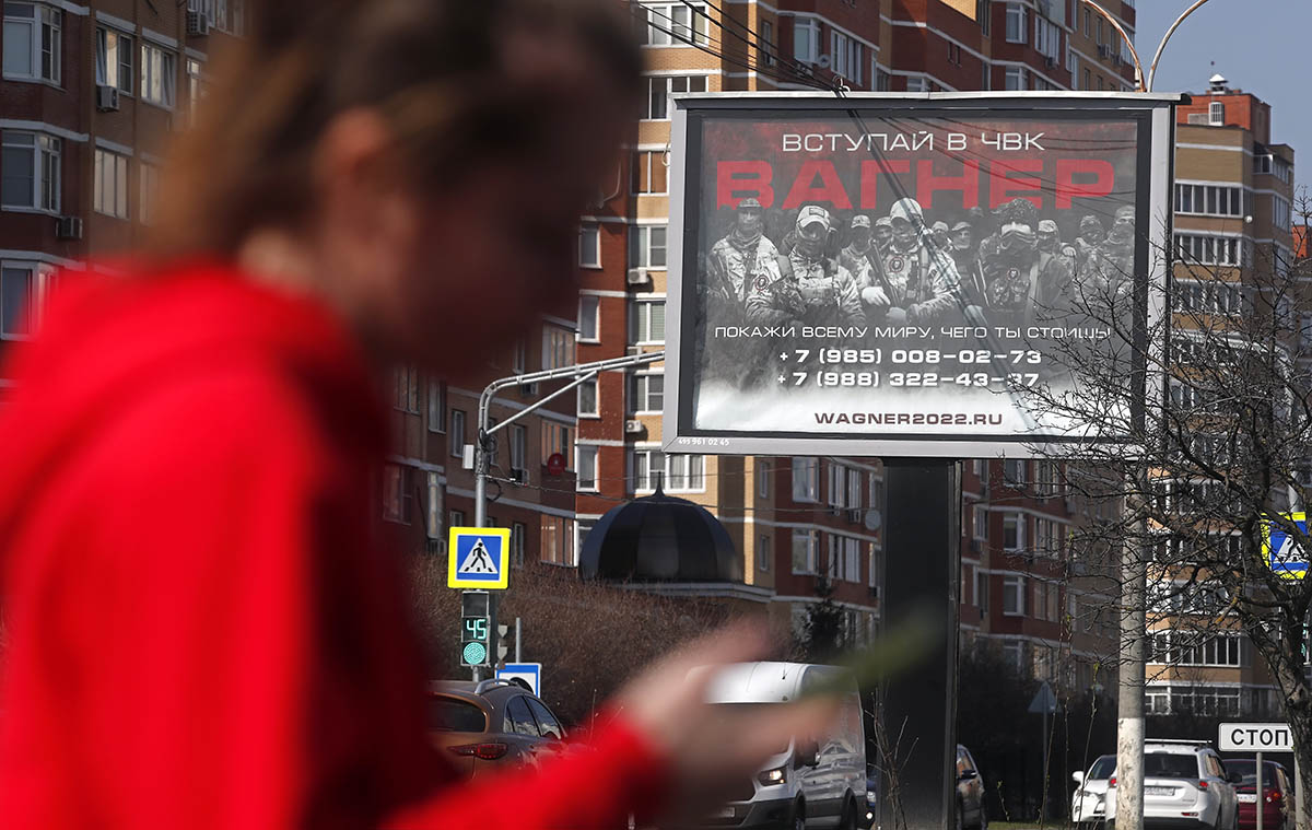 Рекламный баннер группы наемников «Вагнер» в Москве. Фото MAXIM SHIPENKOV/EPA/Scanpix/Leta