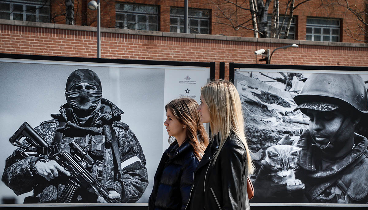 Фотовыставка «Глазами непокоренного Донбасса» у посольства США в Москве. Фото YURI KOCHETKOV/EPA/Scanpix/Leta