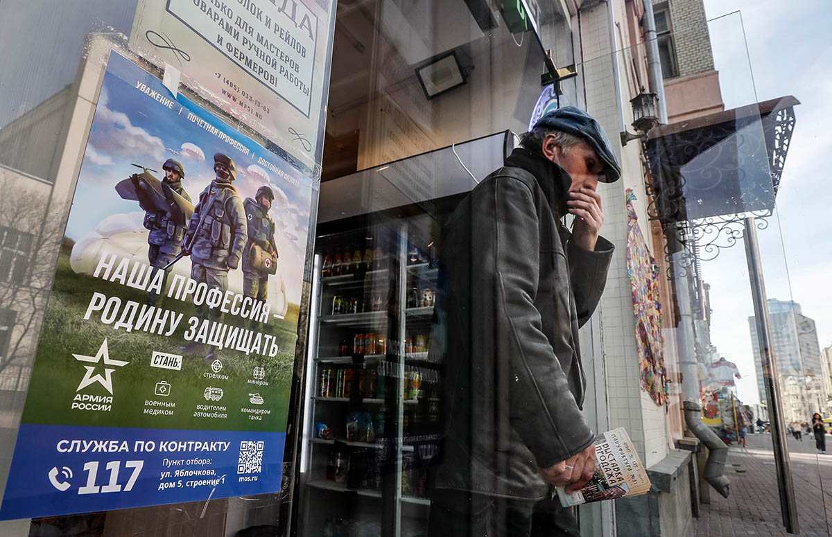 Рекламный баннер на окне магазина в Москве. Фото Фото YURI KOCHETKOV/EPA/Scanpix/Leta