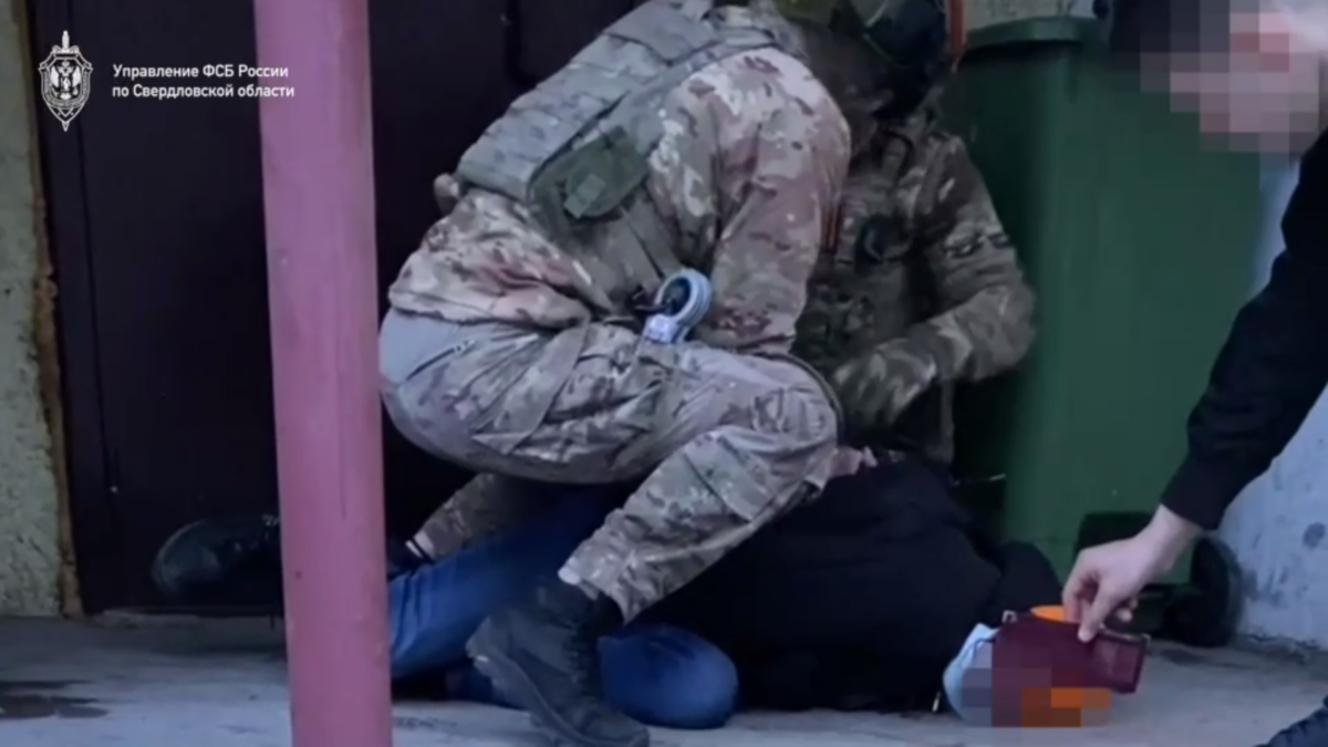 Задержание в Нижнем Тагиле мужчины, подозреваемого в шпионаже. Скриншот из видео УФСБ по Свердловской области.