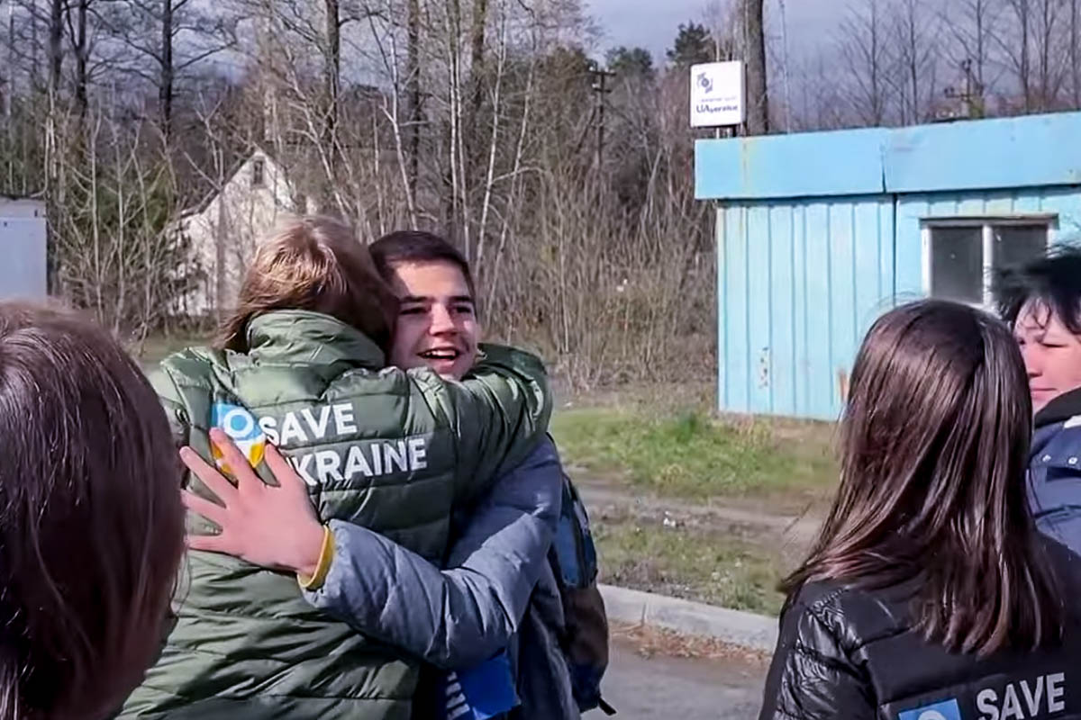 Отправка домой украинских детей, вывезенных в Россию. Скриншот из видео фонда Save Ukraine.