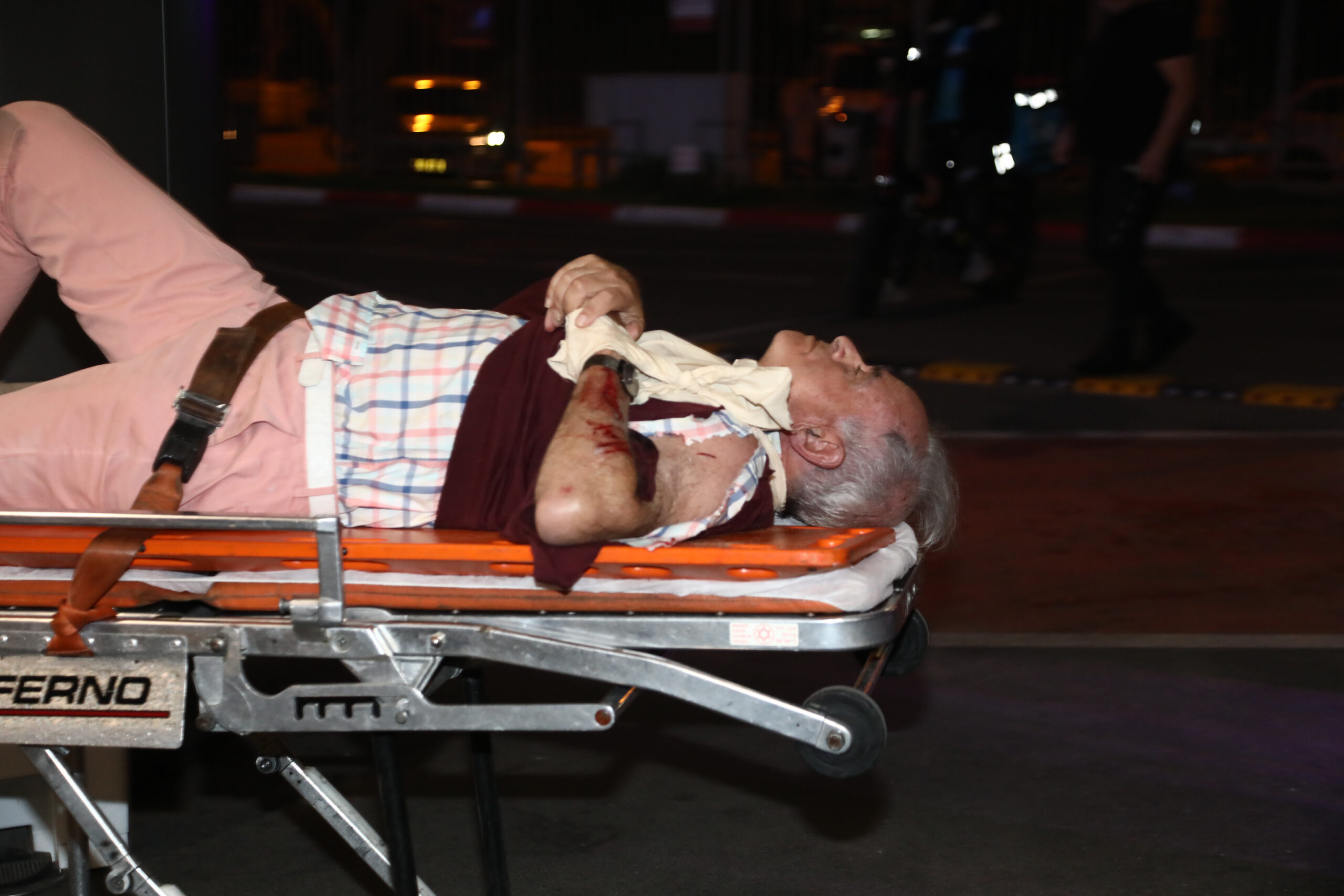 Мужчина, пострадавший в результате перестрелки и наезда, эвакуируется в медицинский центр в Тель-Авиве. Фото Gideon Markowicz / JINI via Xinhua / AFP / Scanpix / LETA.