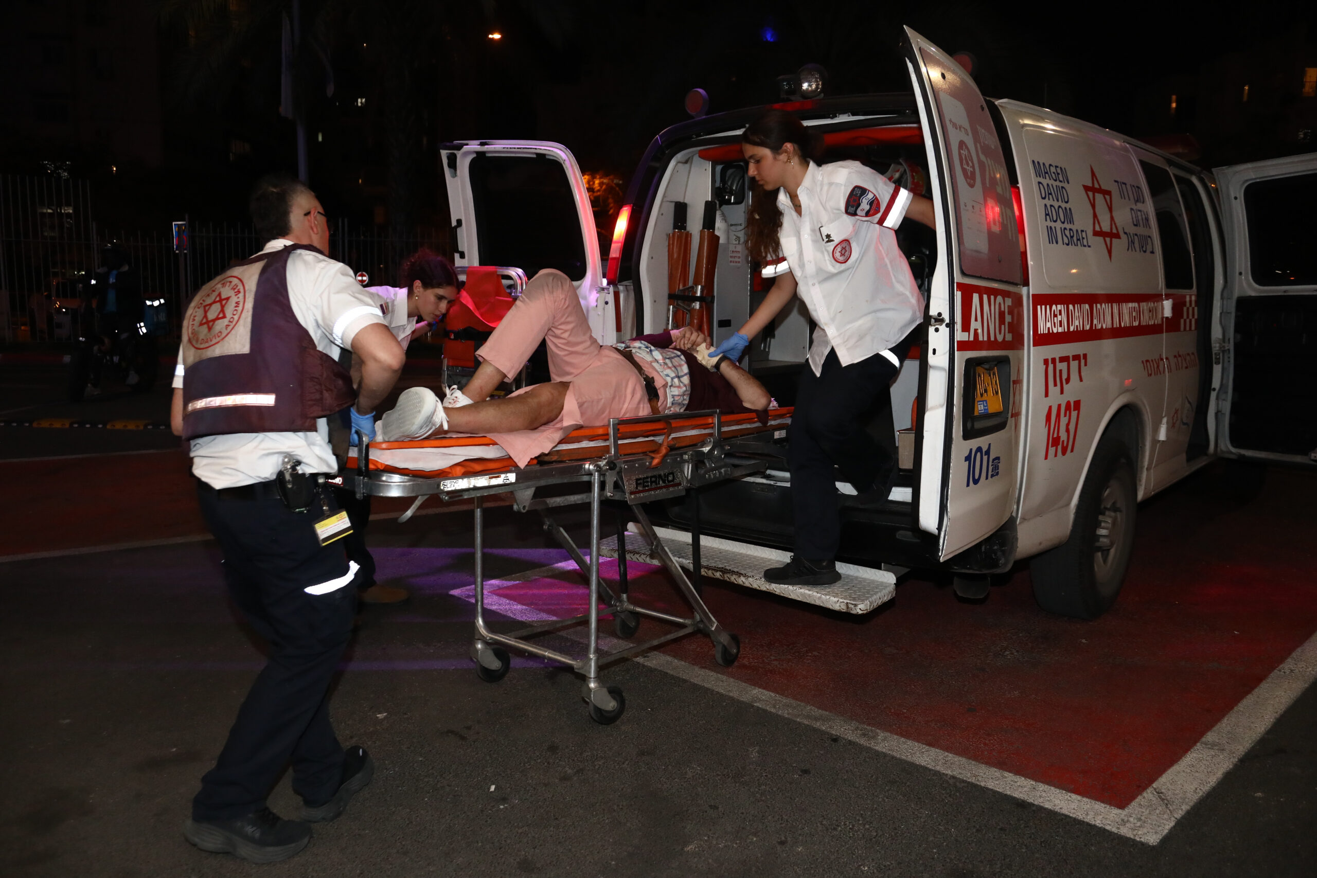 Эвакуация пострадавшего после наезда на пешеходов в Тель-Авиве. Фото Gideon Markowicz / JINI via Xinhua / AFP / Scanpix / LETA.