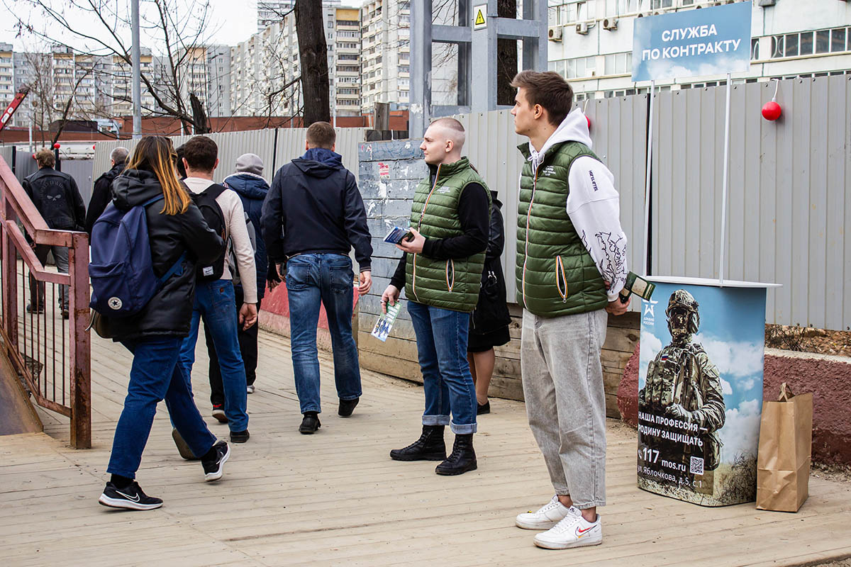 Волонтеры у мобильного пункта призыва в армию в Москве. Фото Vlad Karkov//ZUMA Press Wire/Scanpix/Leta
