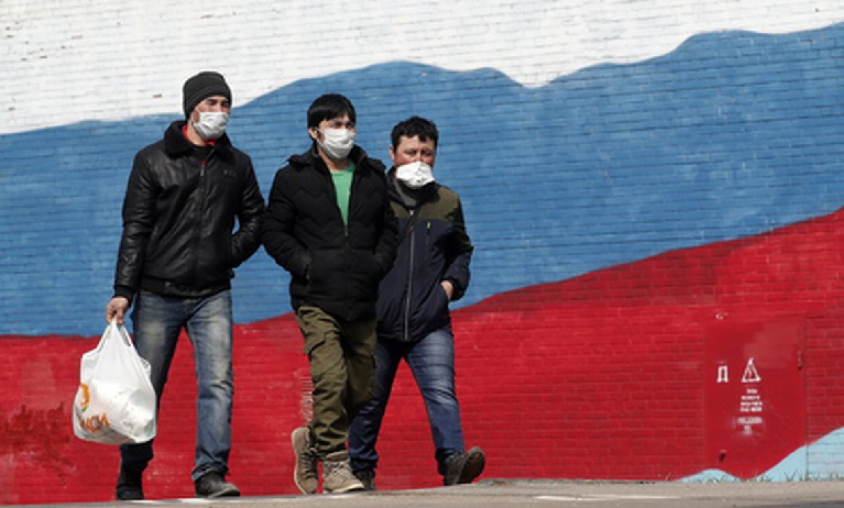Мигранты в России. Фото MAXIM SHIPENKOV/EPA/Scanpix/LETA