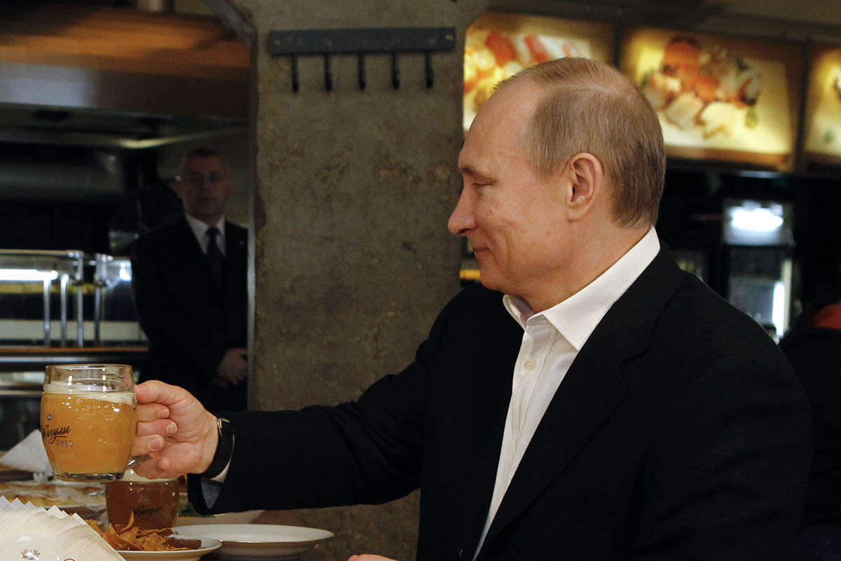 Владимир Путин в пивном баре «Жигули», архивное фото 2012 года. Фото Dmitry Astakhov/Presidential Press Service/RIA-Novosti/AP Photo/Scanpix/LETA