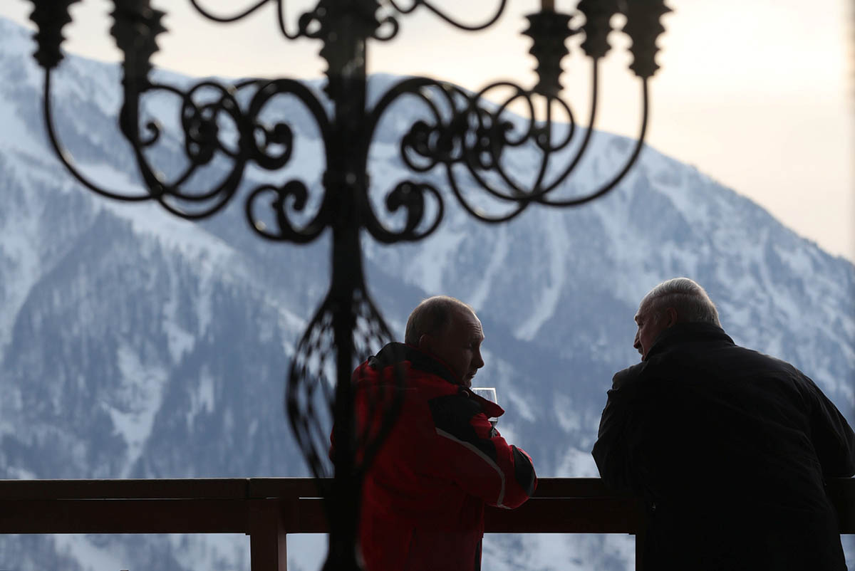 Владимир Путин и Александр Лукашенко на горнолыжном курорте Газпром 