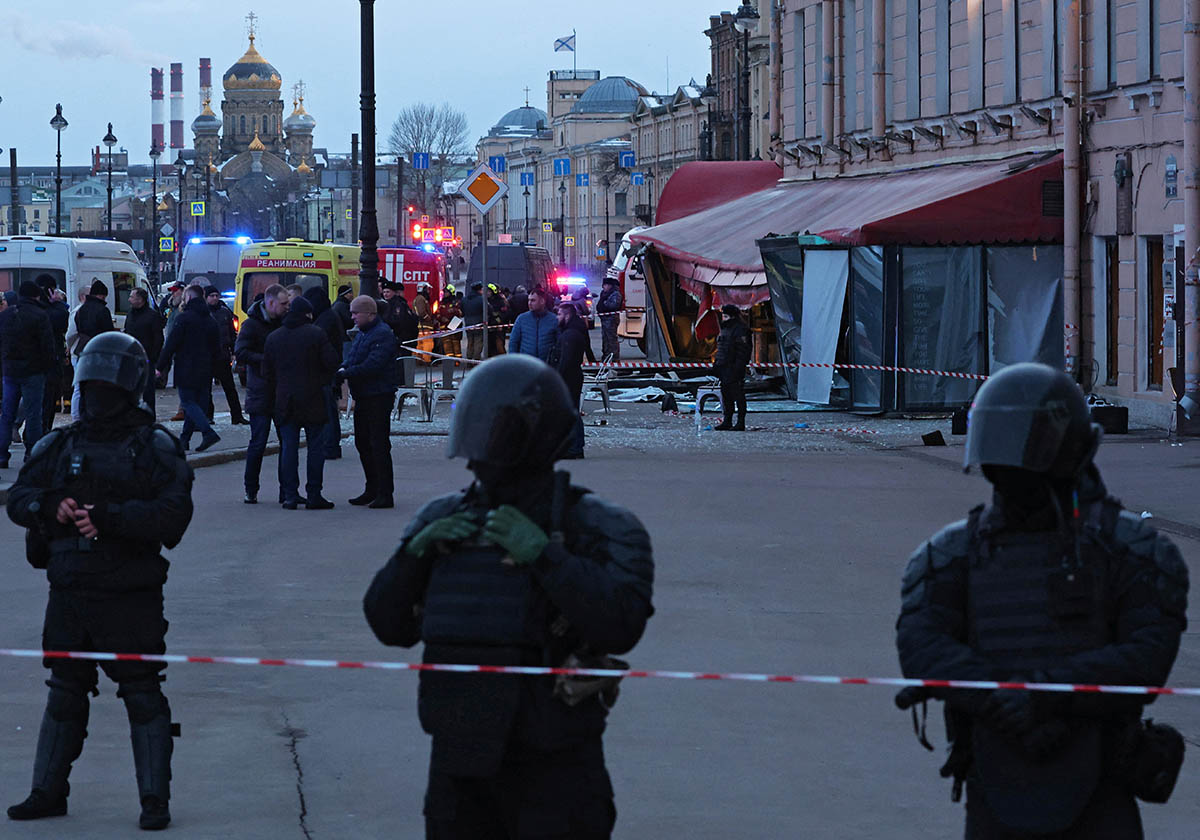 Следователи и сотрудники экстренных служб работают на месте взрыва в кафе в Санкт-Петербурге. Фото Anton Vaganov/REUTERS/Scanpix/LETA