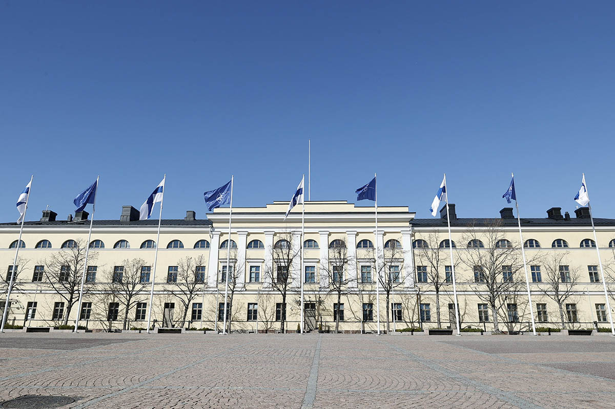 Флаги Финляндии и НАТО во дворе Министерства иностранных дел в в Хельсинки. Фото Lehtikuva/REUTERS/Scanpix/LETA