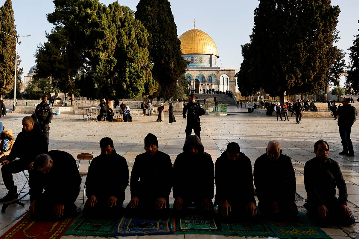 Палестинцы молятся у мечети Аль-Акса. Фото Ammar Awad/REUTERS/Scanpix/LETA