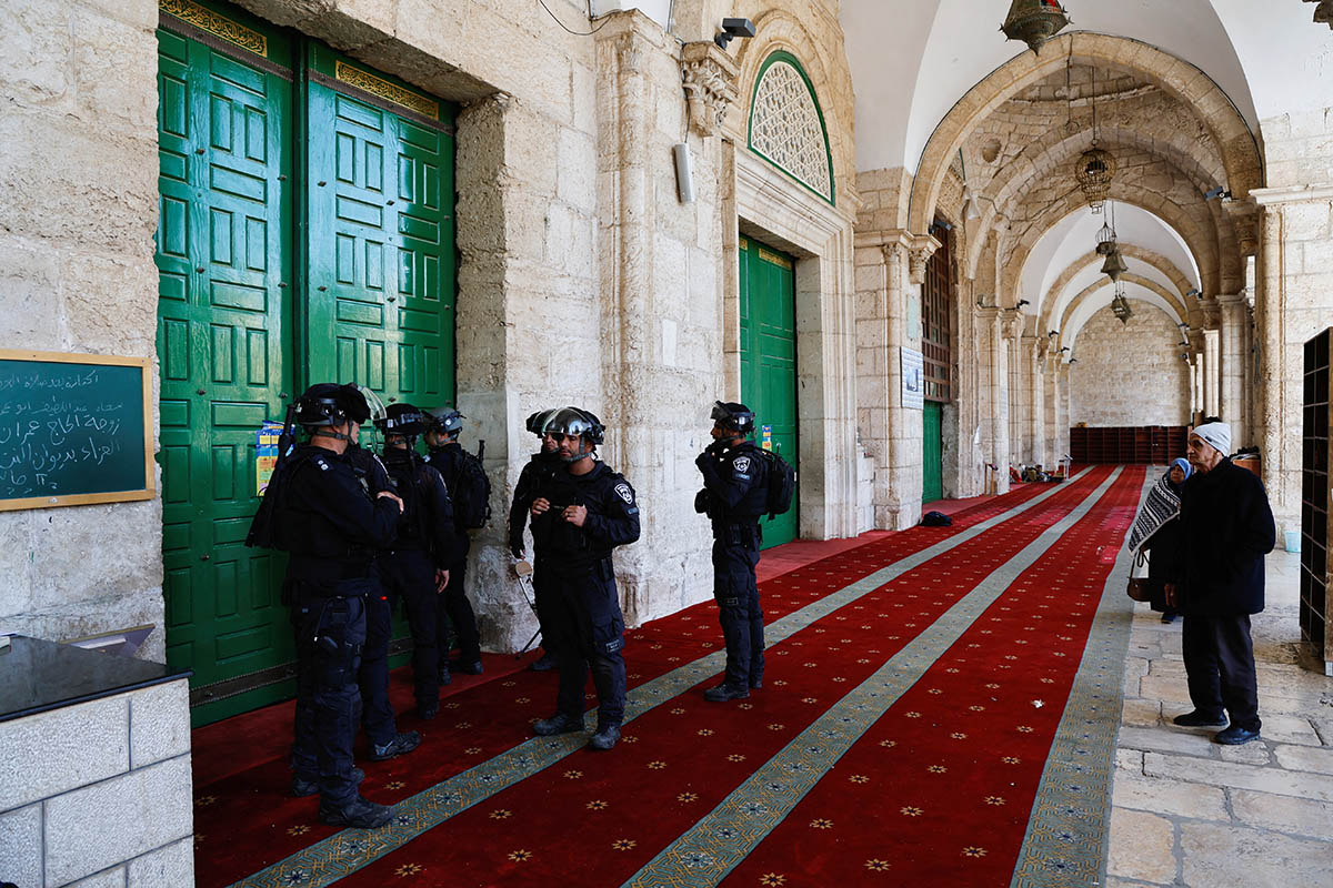Израильская пограничная полиция у мечети Аль-Акса. Фото Ammar Awad/REUTERS/Scanpix/LETA
