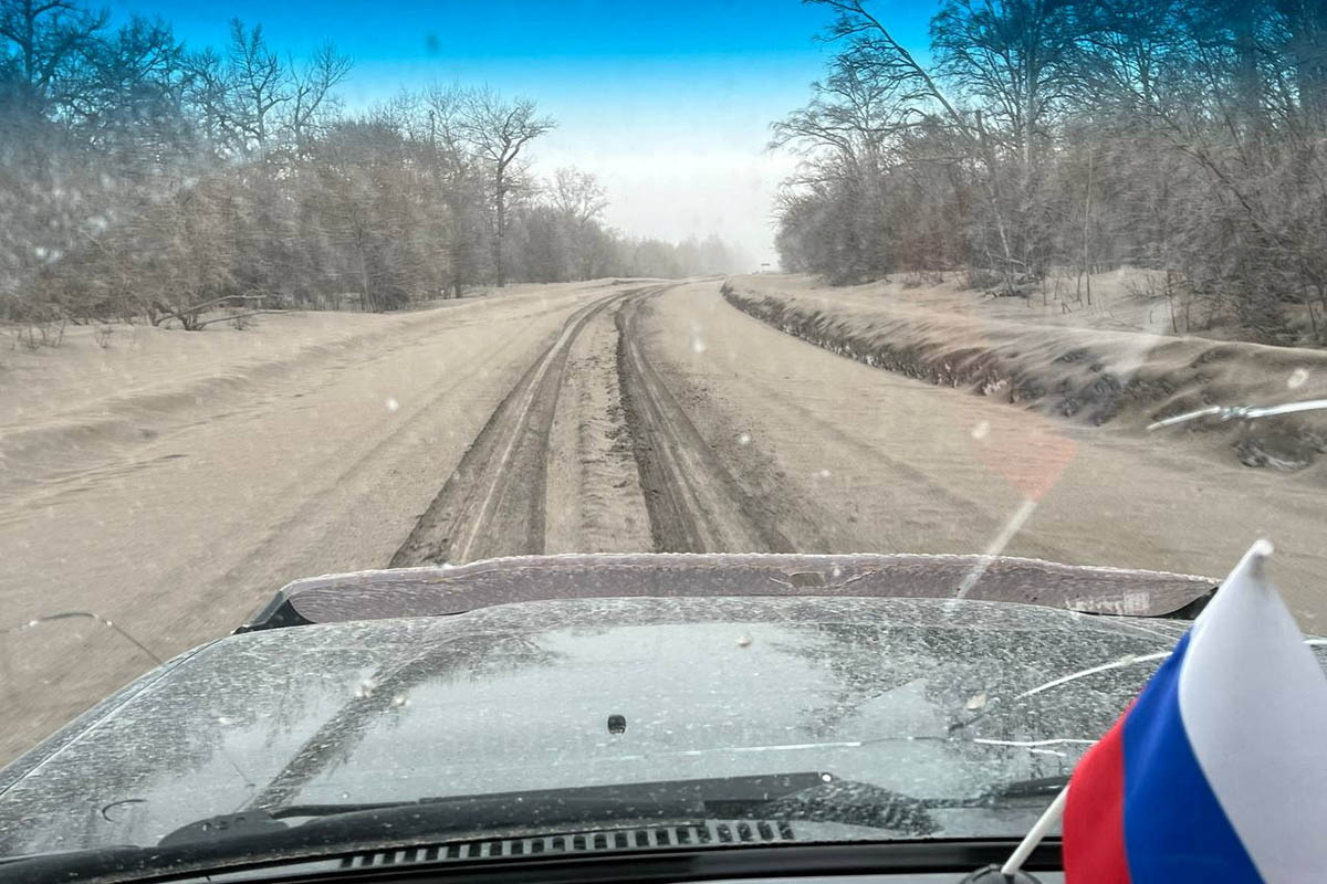 Вид из автомобиля на засыпанную вулканической пылью дорогу после извержения вулкана Шивелуч в поселке Ключи на полуострове Камчатка, Россия. Фото REUTERS/Scanpix/LETA