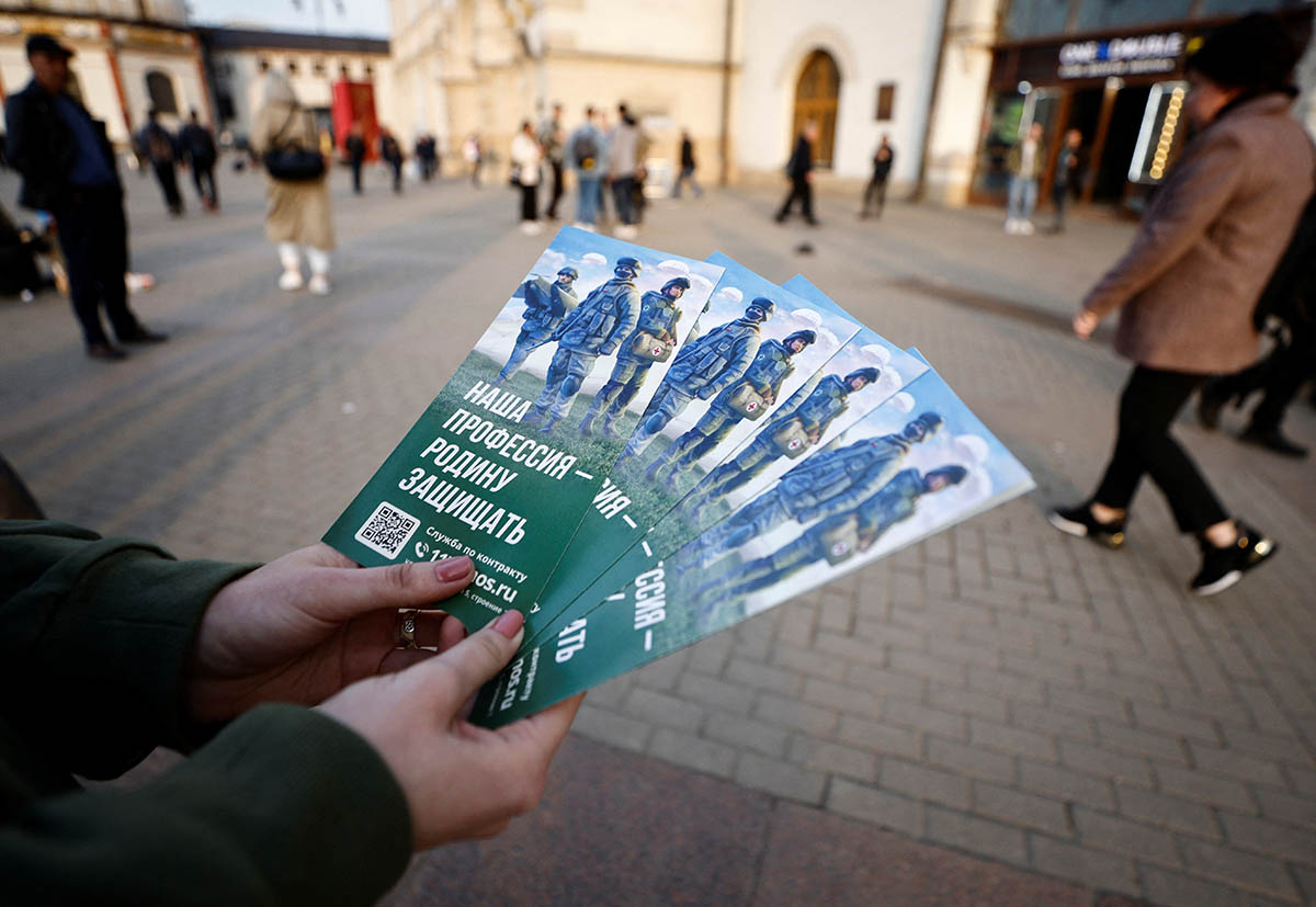 Листовки, рекламирующие службу в российской армии, в Москве. Фото Stringer/REUTERS/Scanpix/Leta