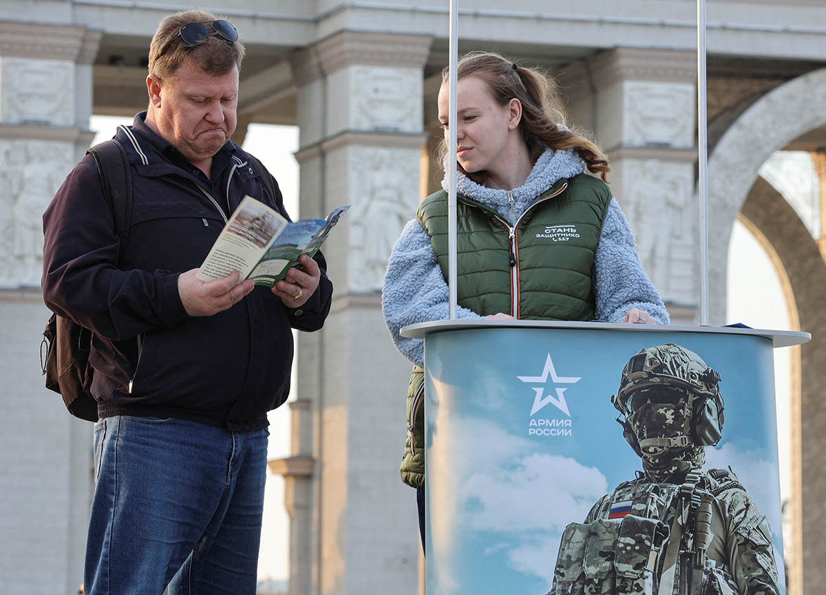Мужчина изучает листовку у мобильного пункта призыва в армию в Москве. Фото Yulia Morozova/REUTERS/Scanpix/Leta