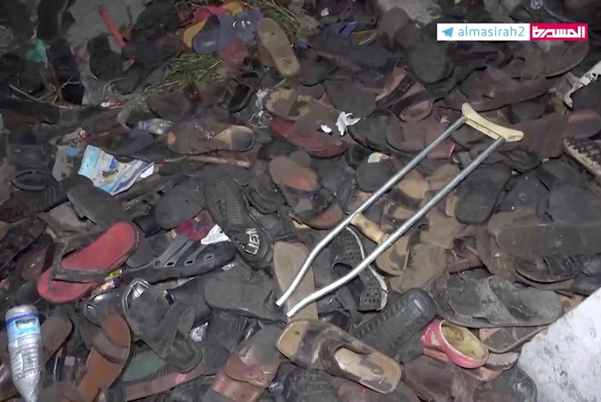 Брошенная обувь и другие вещи лежат на земле после давки на благотворительной акции в школе в Сане, столице Йемена. Скриншот видео Al Masirah TV/Reuters/Scanpix/Leta