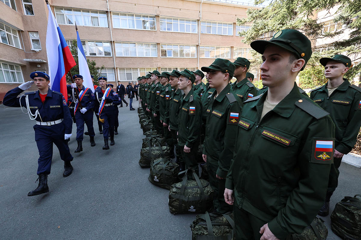 Российские призывники в Симферополе, Крым. Апрель 2023 года. Фото Alexey Pavlishak/REUTERS/Scanpix/LETA