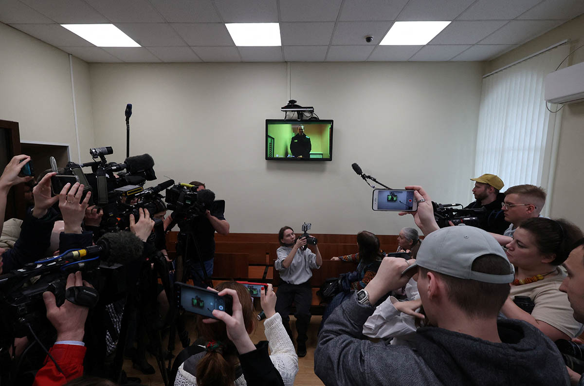 Алексей Навальный на экране по видеосвязи из исправительной колонии во время слушаний в Басманном районном суде Москвы, 26 апреля 2023 года. Фото Yulia Morozova/REUTERS/Scanpix/LETA