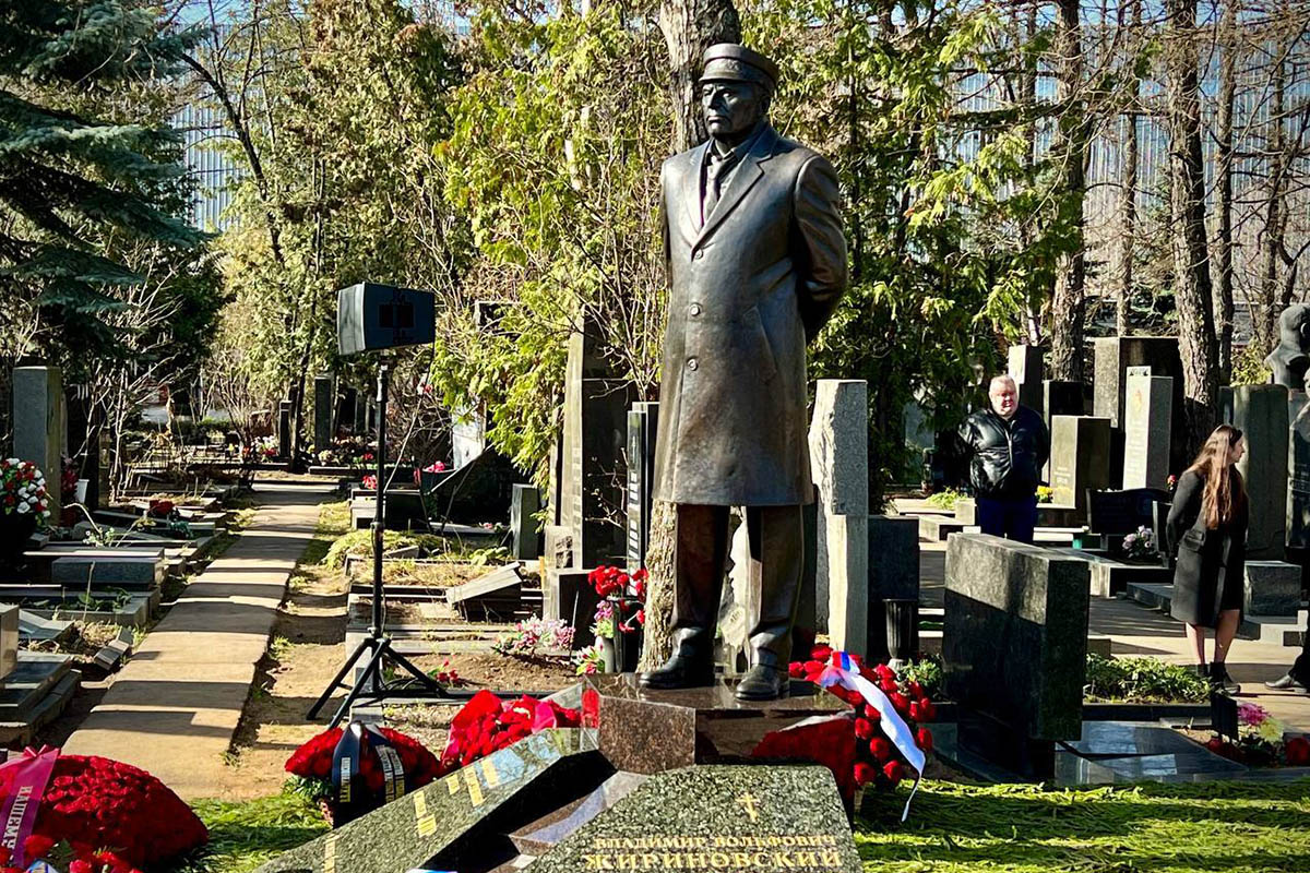 Памятник Жириновскому. Фото GazetaRu/Twitter