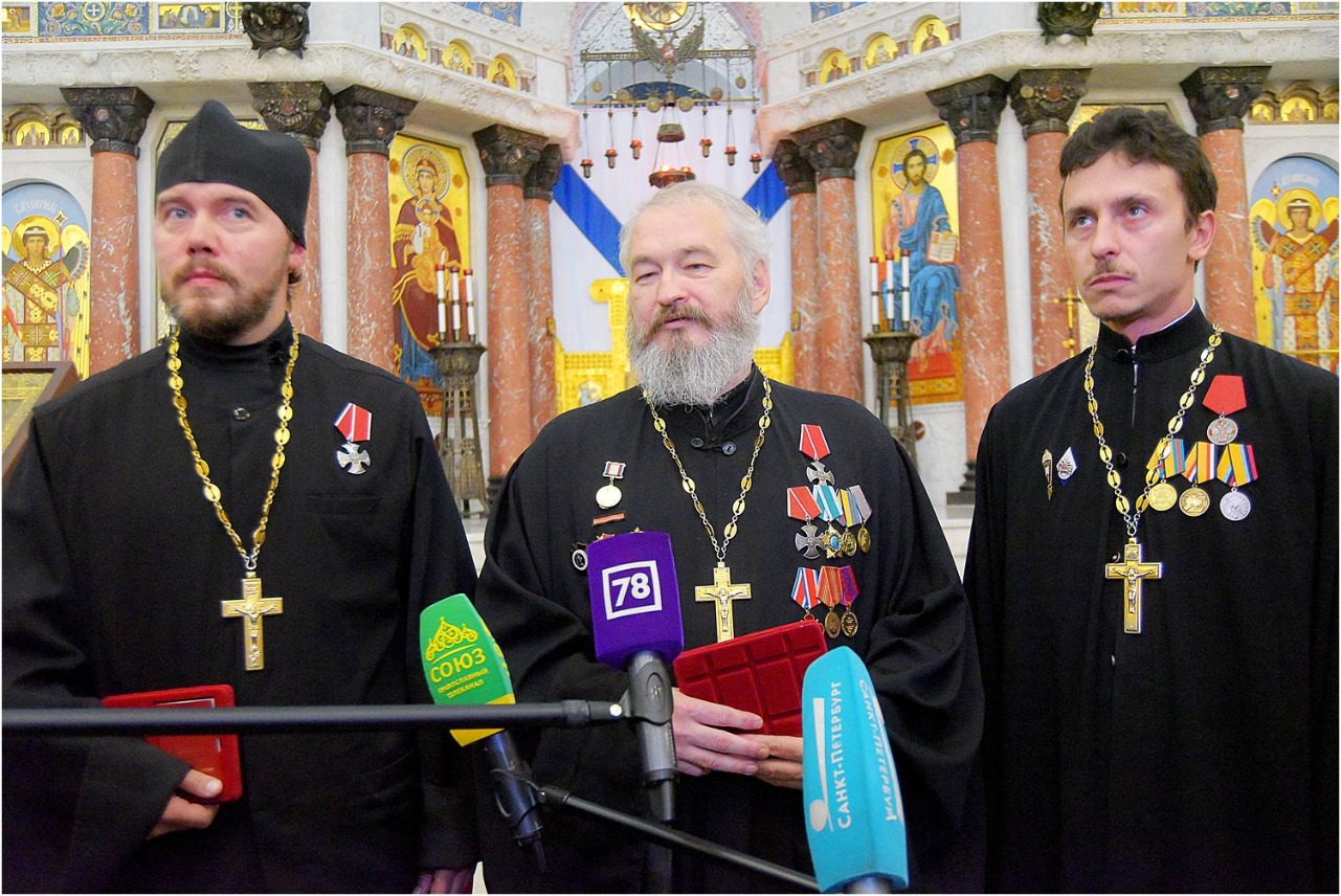 Протоиерей Дмитрий Василенков (в центре). Фото с сайта Санкт-Петербургской епархии.