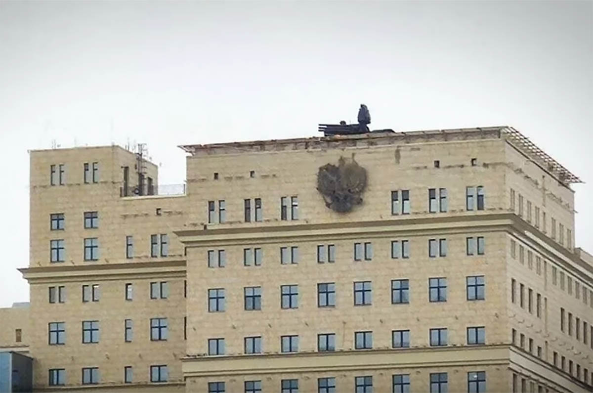 Установка ПВО на здании Министерства обороны в Москве. Скриншот видео Навальный LIVE/YouTube