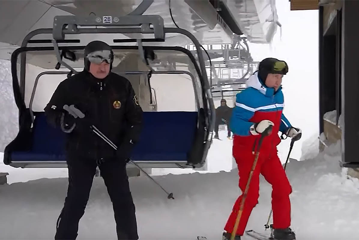 Александр Лукашенко и Владимир Путин на горнолыжном курорте. Скриншот видео BELTA/YouTube