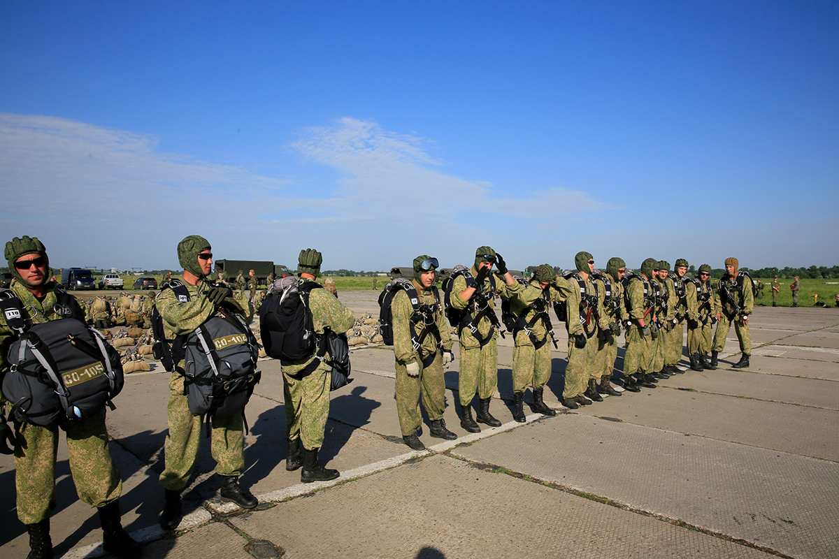 Военнослужащие 22-й отдельной гвардейской бригады спецназначения совершают первые прыжки с парашютными системами «Арбалет-2». Фото Мультимедиа/Министерство обороны РФ