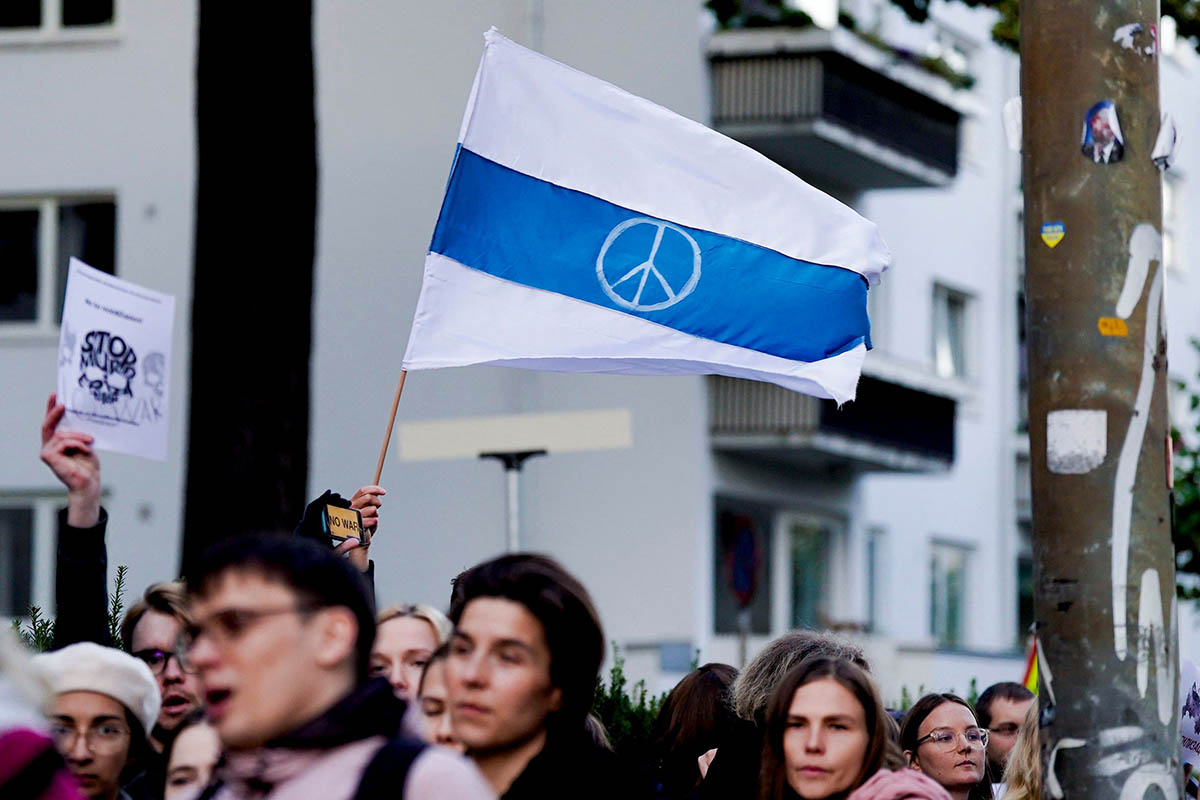 Бело-сине-белый антивоенный флаг во время демонстрации перед посольством России в Осло, Норвегия. Фото Heiko Junge/NTB/AFP/Norway OUT/Scanpix/LETA