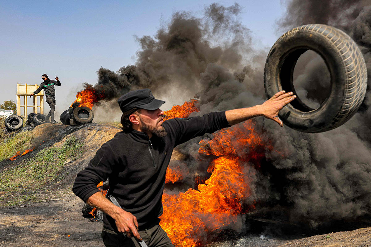 Реакция палестинцев во время акции протеста в районе города Газа. Фото MAHMUD HAMS/AFP/Scanpix/LETA