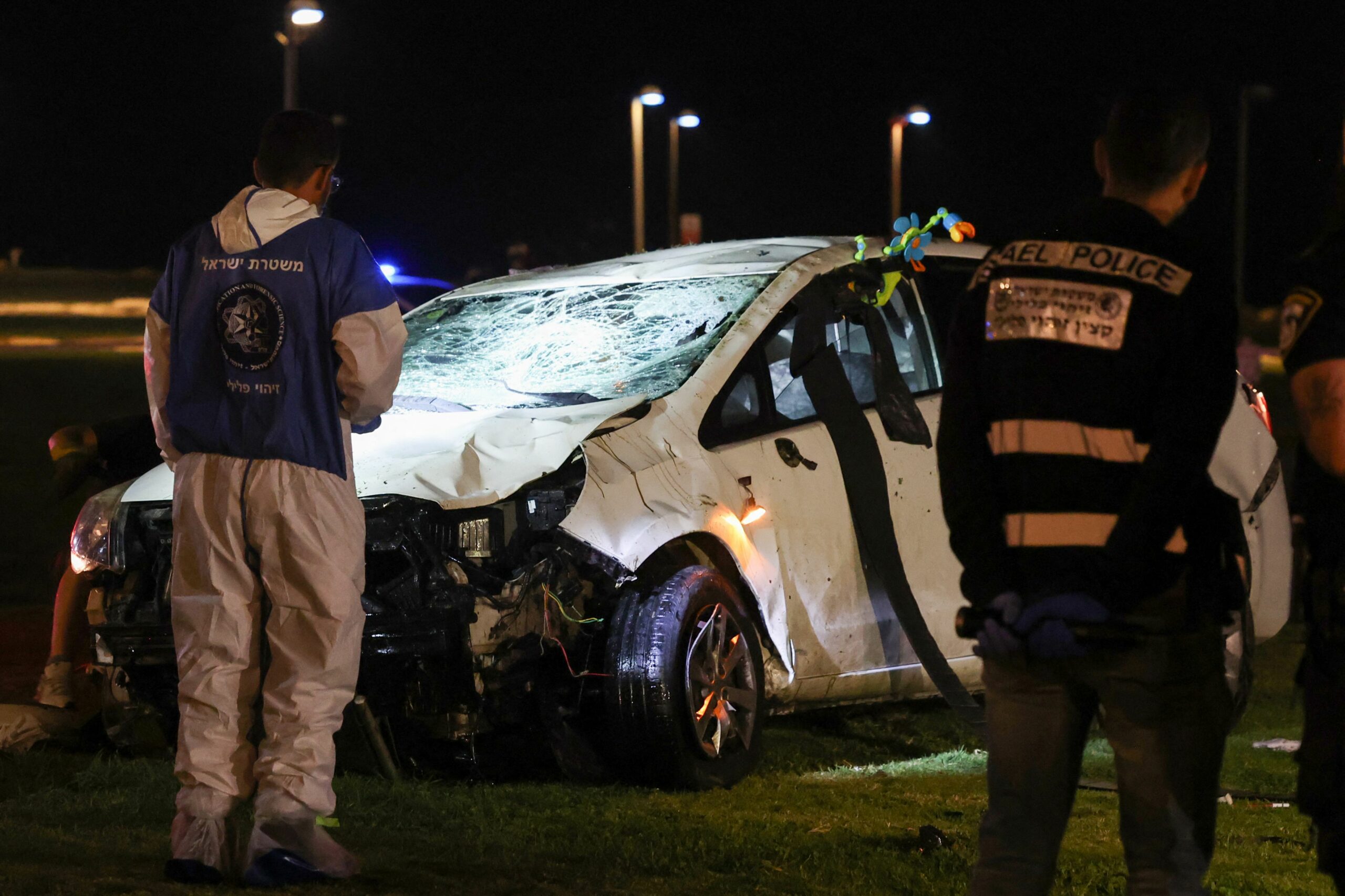 Машина нападавшего после наезда на пешеходов в Тель-Авиве. Фото AFP / Scanpix / LETA.