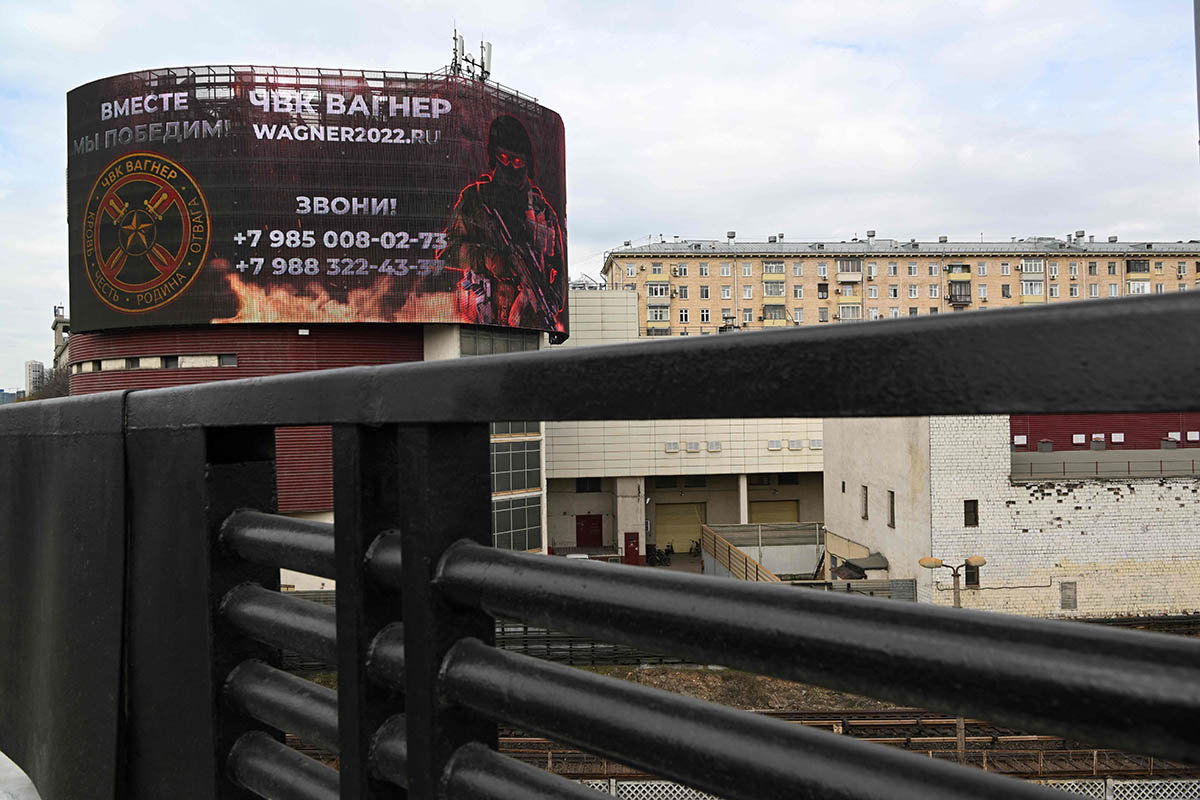 Рекламный щит группы наемников «Вагнер» на здании в Москве. Фото NATALIA KOLESNIKOVA/AFP/Scanpix/Leta