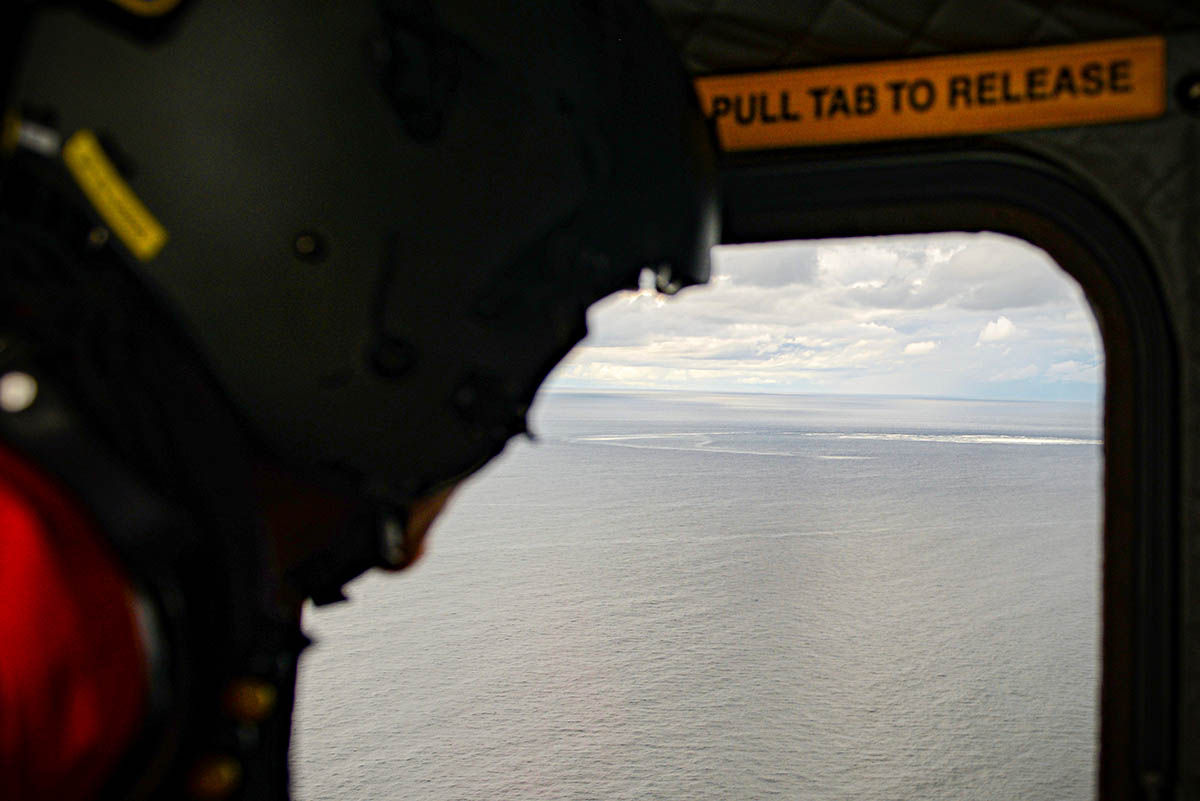 Экипаж вертолета вооруженных сил Дании следит за утечкой газа в Балтийском море. Фото Rune Dyrholm/AP/Scanpix/LETA