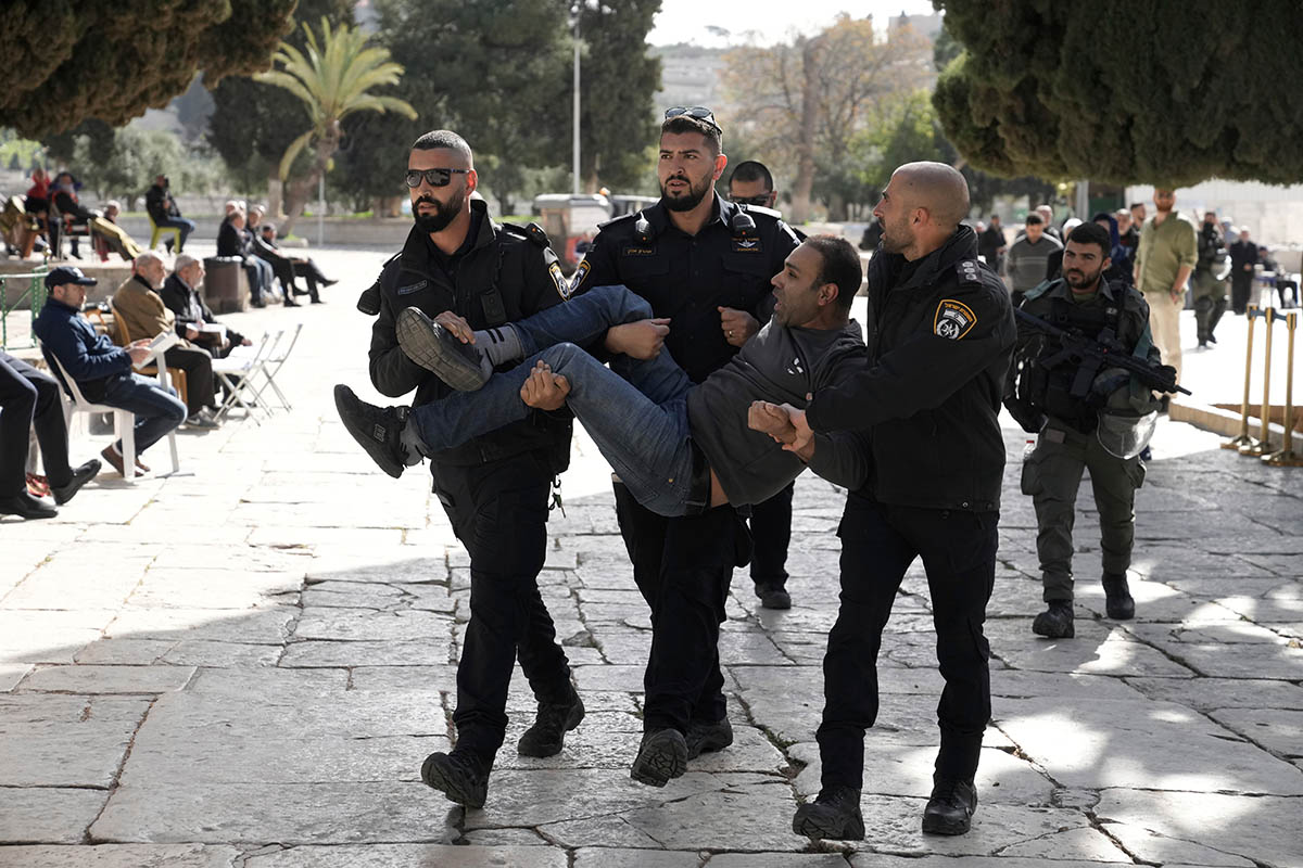 Израильская полиция задерживает палестинца в комплексе мечети Аль-Акса. Фото Mahmoud Illean/AP Photo/Scanpix/LETA