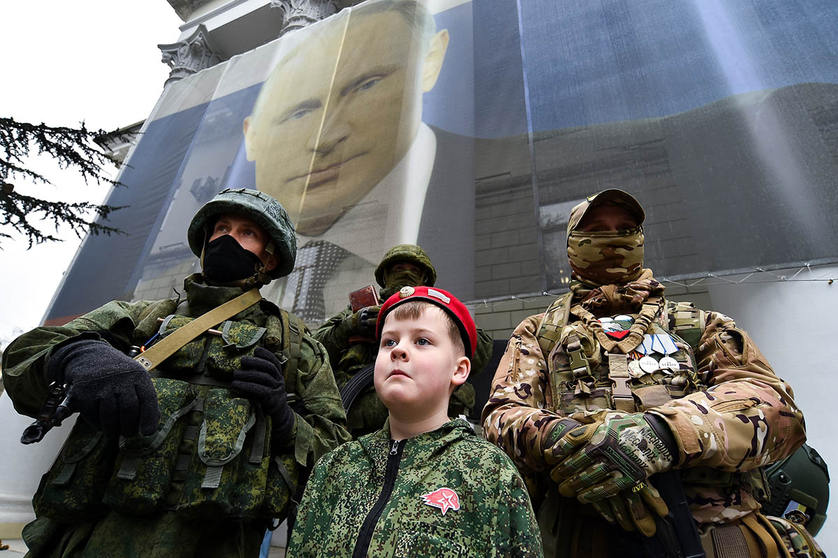 Мальчик и российские солдаты в Ялте, Крым. Фото AP Photo/Scanpix/Leta