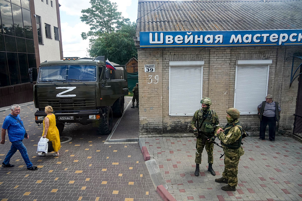 Российские солдаты в Мелитополе, юг Украины. Фото AP Photo/File/Scanpix/LETA